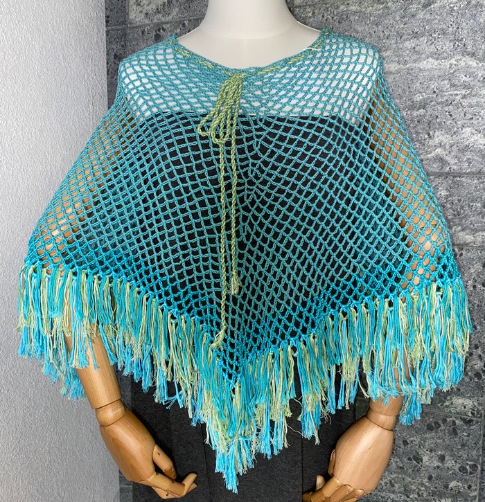 Käsinvirkattu poncho