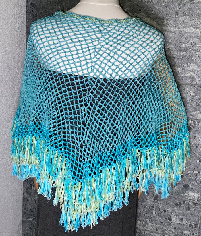 Virkattu poncho