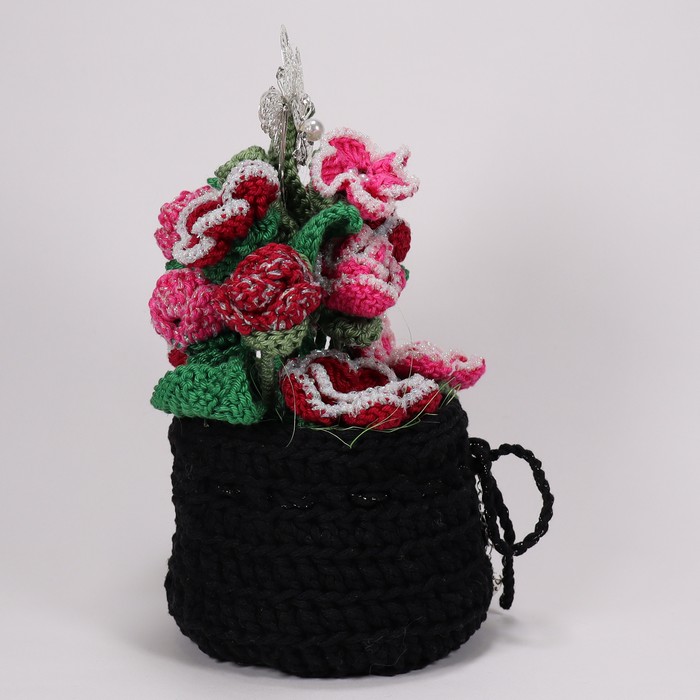 Virkattu kukka-asetelma