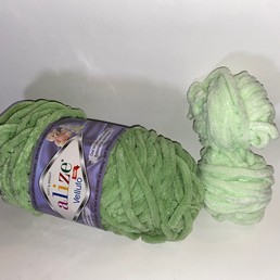 Vihreän sävyisiä Alize Velluto -lankoja